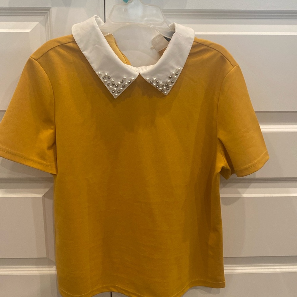 Gold blouse with pearls on the tip of the collar✨